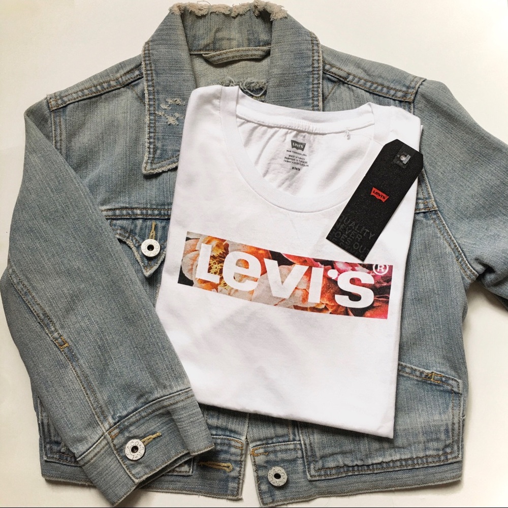 NWT Levi’s Logo Floral Detail T-Shirt